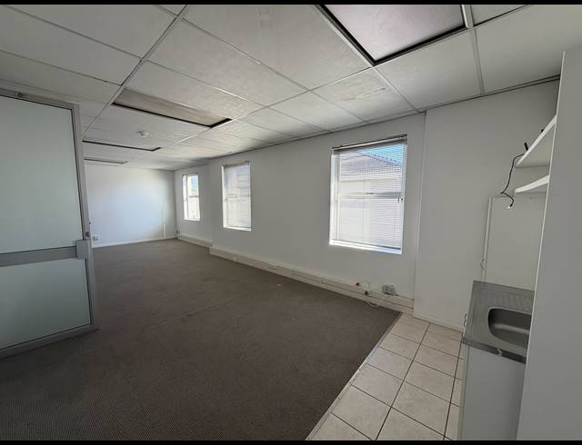 46.20M² BUILDING TO LET IN CLAREMONT